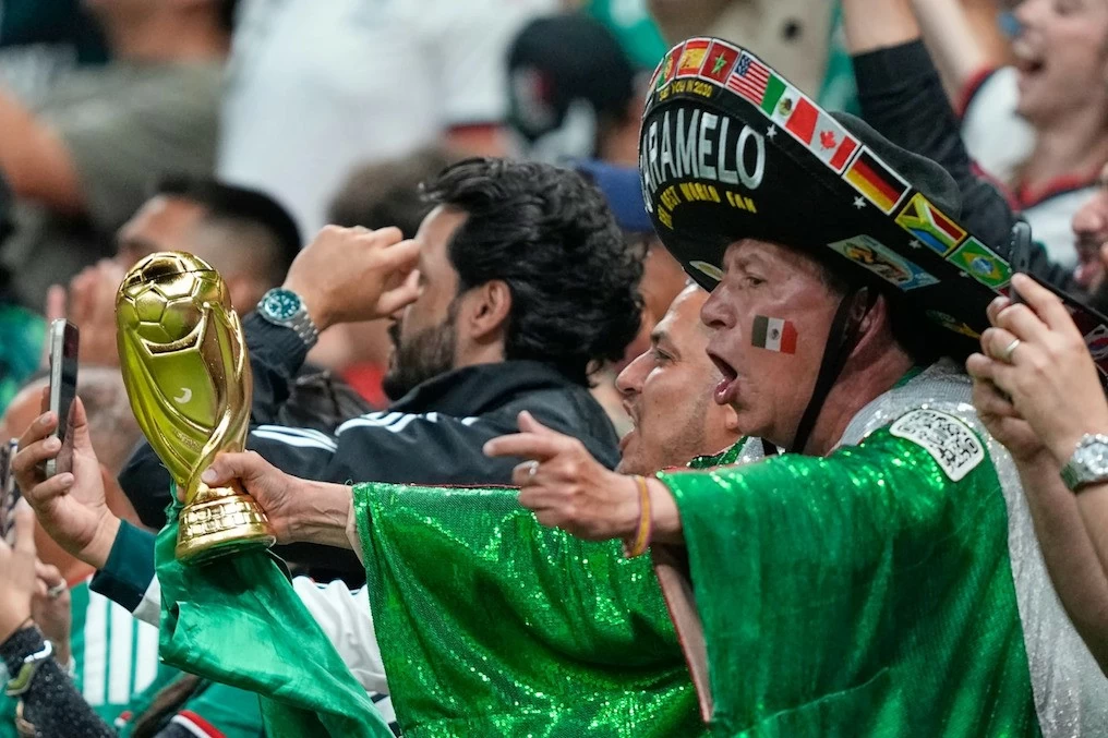 Caramelo: Siêu cổ động viên nổi tiếng nhất Mexico và hành trình theo chân El Tri suốt 40 năm