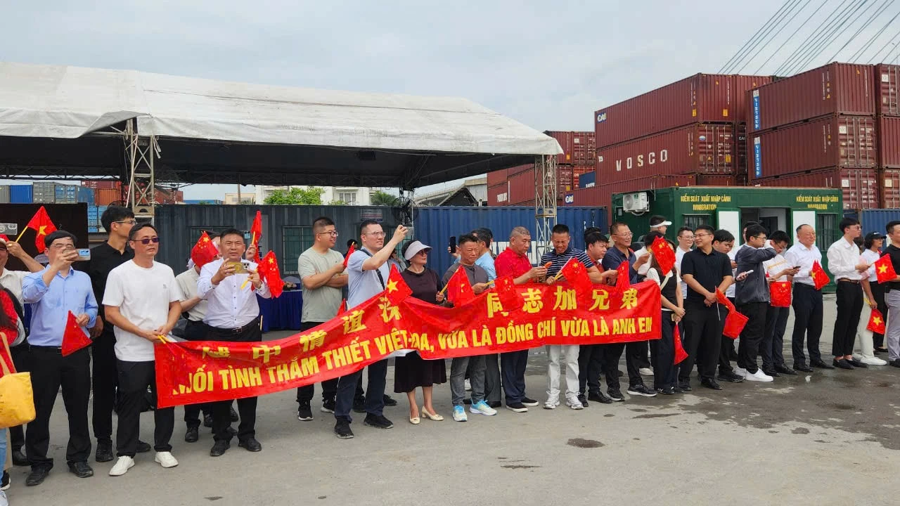 Biên đội tàu huấn luyện Hải quân Trung Quốc thăm TP. Hồ Chí Minh