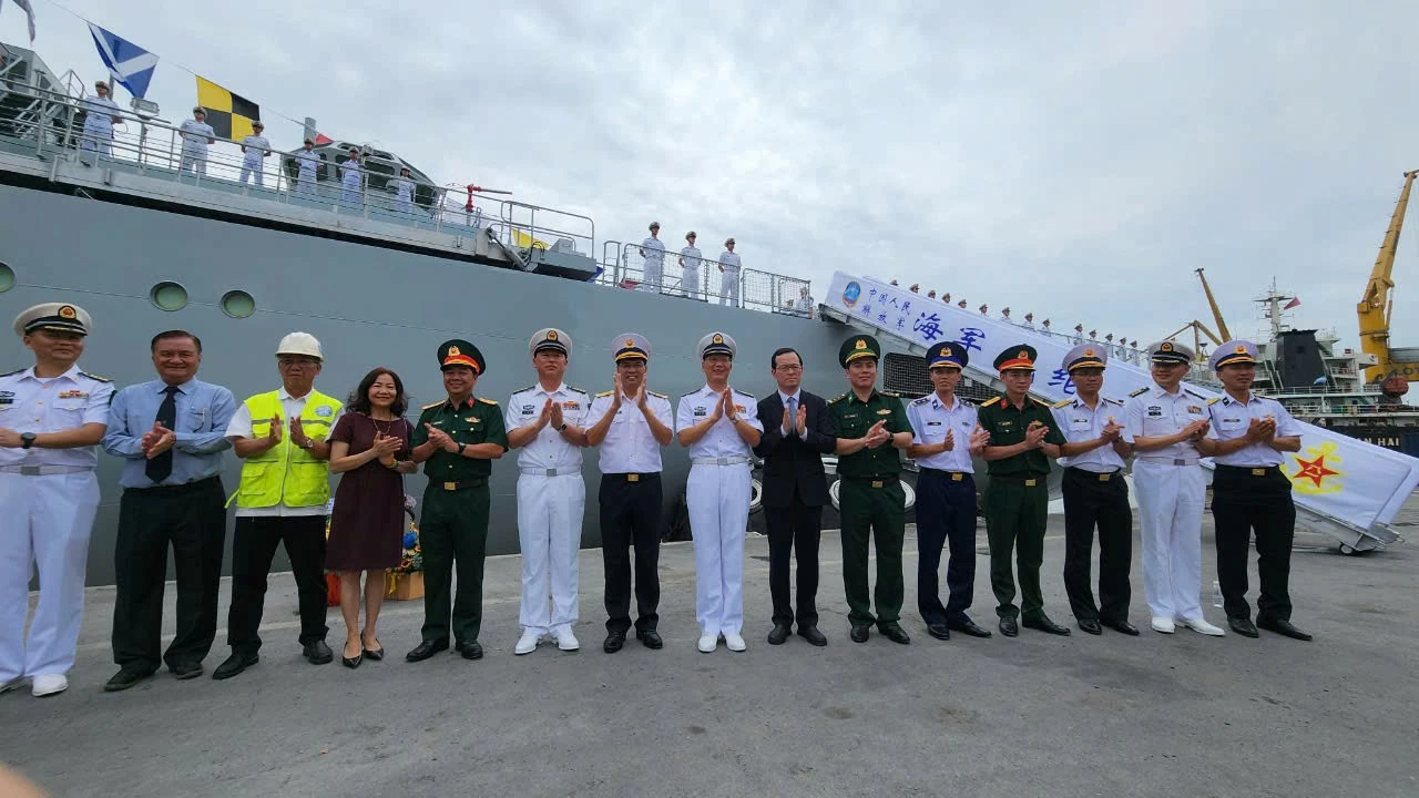 Biên đội tàu huấn luyện Hải quân Trung Quốc thăm TP. Hồ Chí Minh