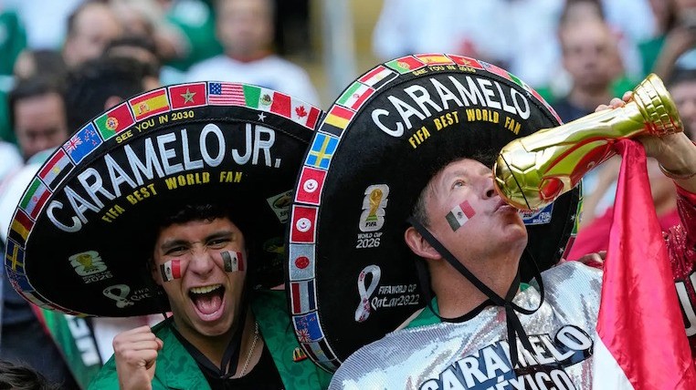 Caramelo: 'Siêu cổ động viên' nổi tiếng nhất Mexico và hành trình theo chân El Tri suốt 40 năm
