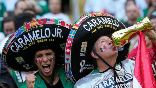 Caramelo: 'Siêu cổ động viên' nổi tiếng nhất Mexico và hành trình theo chân El Tri suốt 40 năm