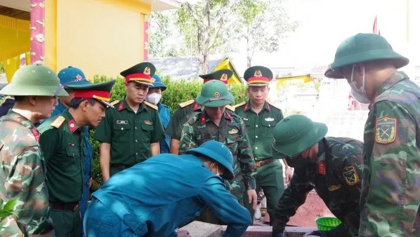 Lực lượng chuyên trách tiến hành khai quật mộ liệt sỹ. (Nguồn: TTXVN) Lực lượng chuyên trách tiến hành khai quật mộ liệt sỹ. (Nguồn: TTXVN)