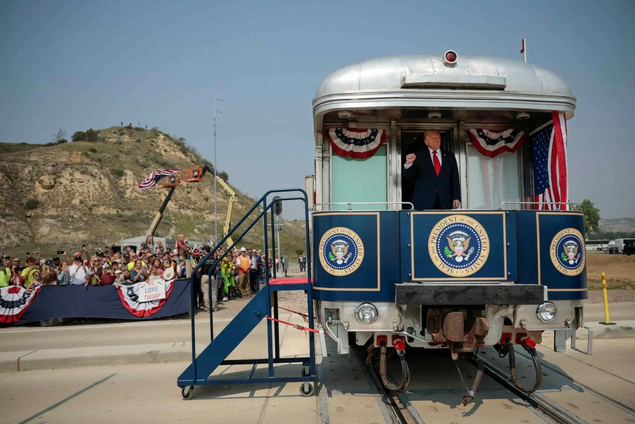 Tổng thống Mỹ Donald Trump đến dự lễ khánh thành Thư viện Tổng thống Theodore Roosevelt trên đoàn tàu nghi lễ, ngày 1/7. (Nguồn: Getty Images)