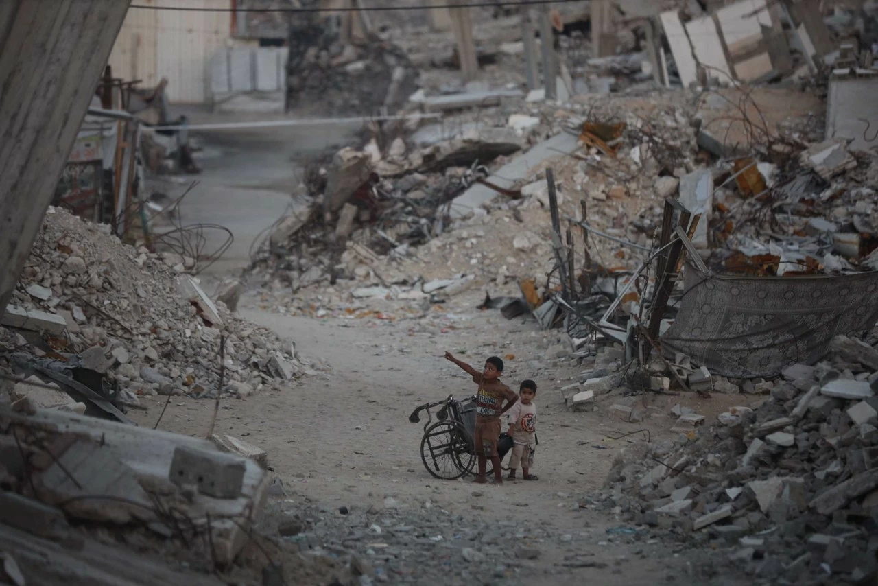 Trẻ em Palestine đứng giữa những ngôi nhà bị phá hủy tại Dải Gaza. (Nguồn: Shutterstock)
