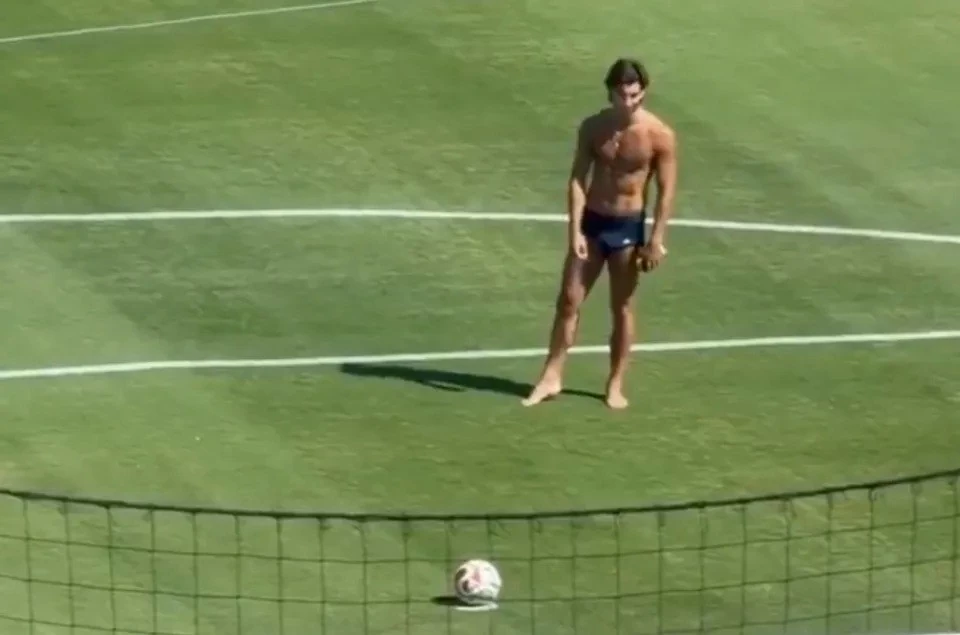 Ferran Torres dường như không thể chịu được nắng nóng. (Nguồn: X)