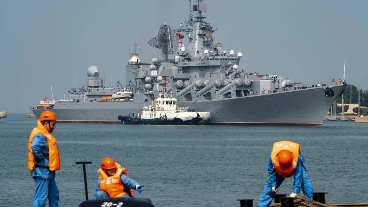 'Sát thủ diệt tàu sân bay' cùng tàu ngầm tấn công của Nga cập cảng Trung Quốc