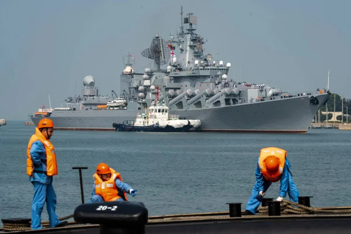 'Sát thủ diệt tàu sân bay' cùng tàu ngầm tấn công của Nga cập cảng Trung Quốc. (Nguồn: Tân Hoa xã)