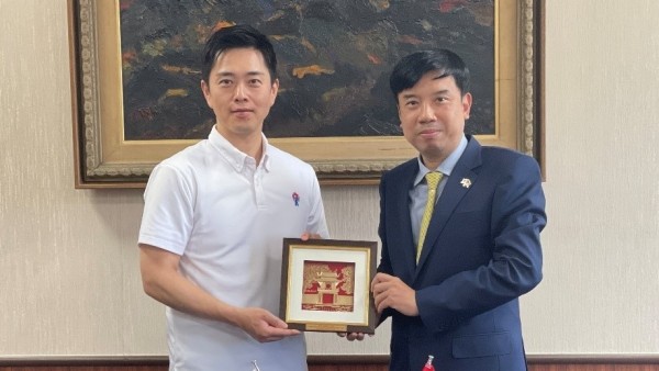 Tổng Lãnh sự Nguyễn Trường Sơn làm việc với lãnh đạo tỉnh Osaka, thành phố Osaka và thành phố Sakai (Nhật Bản)