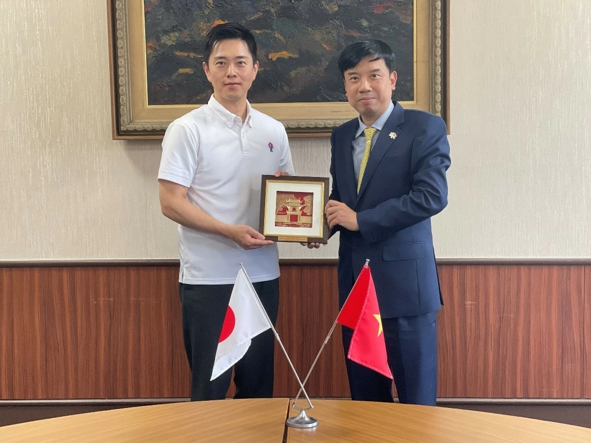 Tổng Lãnh sự Nguyễn Trường Sơn làm việc với lãnh đạo tỉnh Osaka,  thành phố Osaka và thành phố Sakai (Nhật Bản)