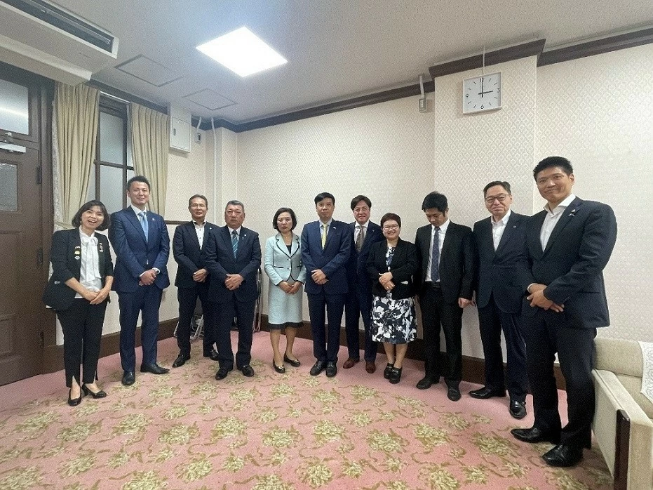 Tổng Lãnh sự Nguyễn Trường Sơn làm việc với lãnh đạo tỉnh Osaka,  thành phố Osaka và thành phố Sakai (Nhật Bản)