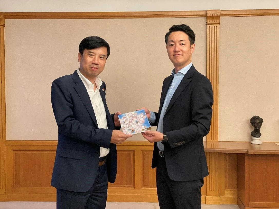 Tổng Lãnh sự Nguyễn Trường Sơn làm việc với lãnh đạo tỉnh Osaka,  thành phố Osaka và thành phố Sakai (Nhật Bản)