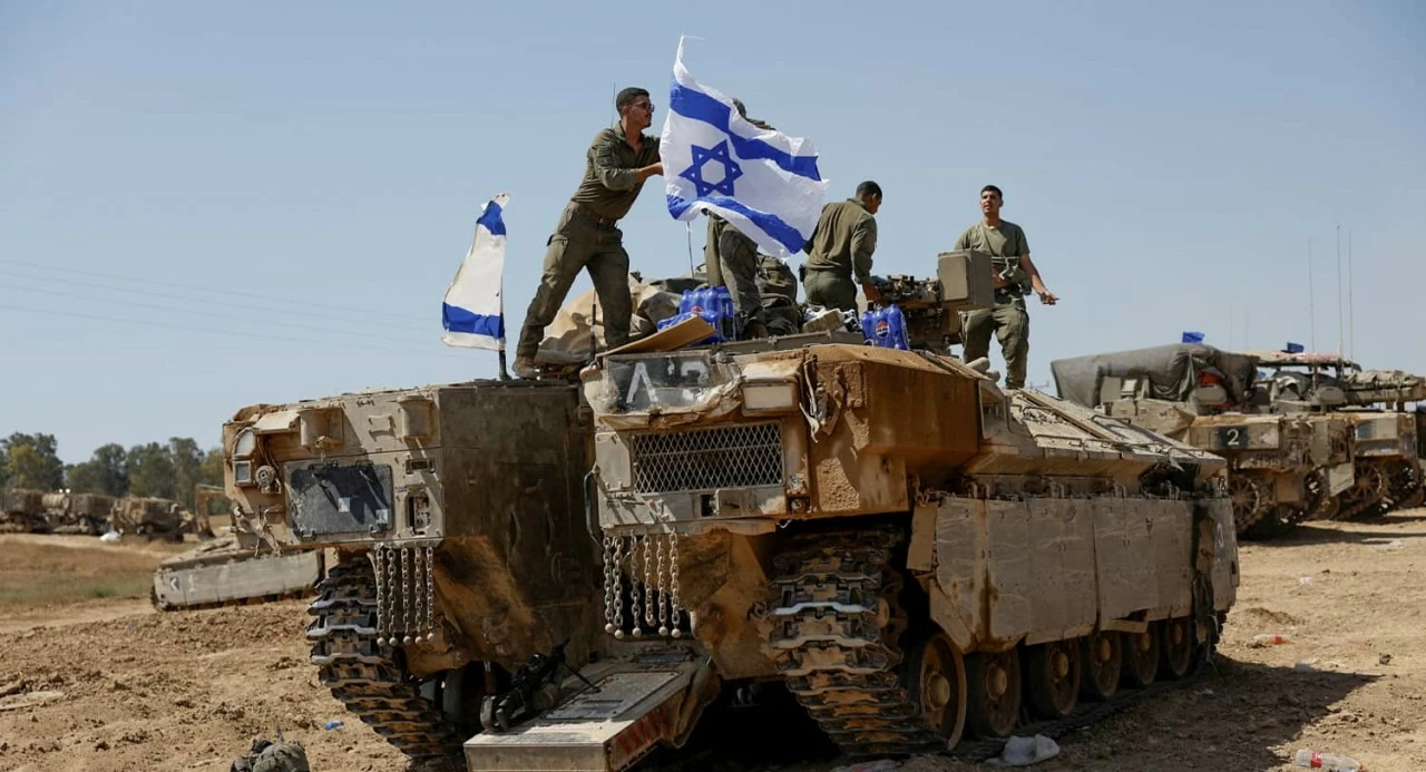 Xe tăng cùng các phương tiện quân sự của Israel được triển khai trong một chiến dịch tác chiến. (Nguồn: The Jerusalem Strategic Tribune)