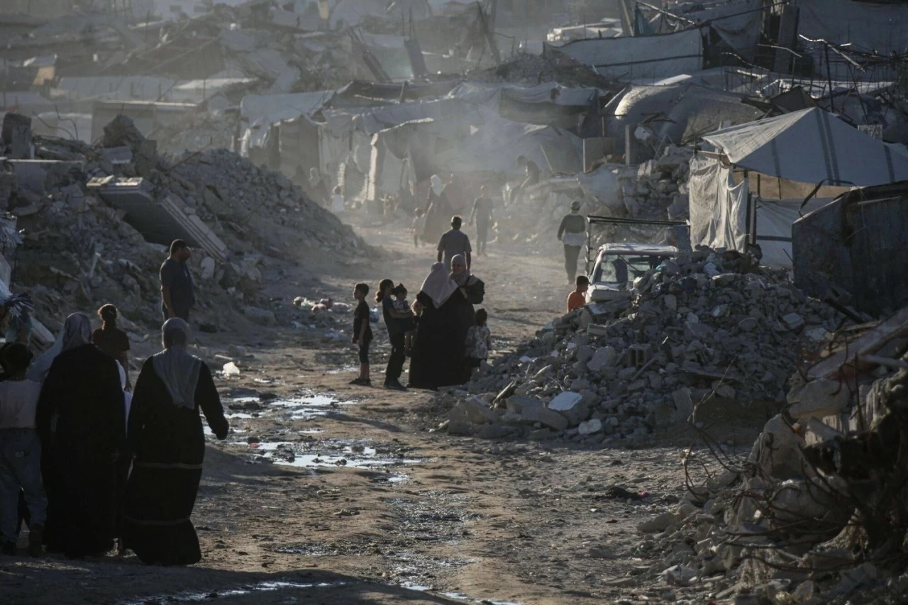 Khung cảnh đổ nát tại Dải Gaza sau nhiều tháng giao tranh, trong bối cảnh Hamas tuyên bố giải thể chính quyền điều hành trên thực tế và bày tỏ sẵn sàng chuyển giao công tác quản lý dân sự theo kế hoạch hậu xung đột. (Nguồn: The Japan Times) Khung cảnh đổ nát tại Dải Gaza sau nhiều tháng giao tranh, trong bối cảnh Hamas tuyên bố giải thể chính quyền điều hành trên thực tế và bày tỏ sẵn sàng chuyển giao công tác quản lý dân sự theo kế hoạch hậu xung đột. (Nguồn: The Japan Times)