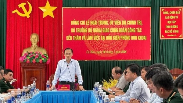 Politburo Member, Foreign Minister Le Hoai Trung visits Hon Khoai Island on Vietnam's Southern frontier