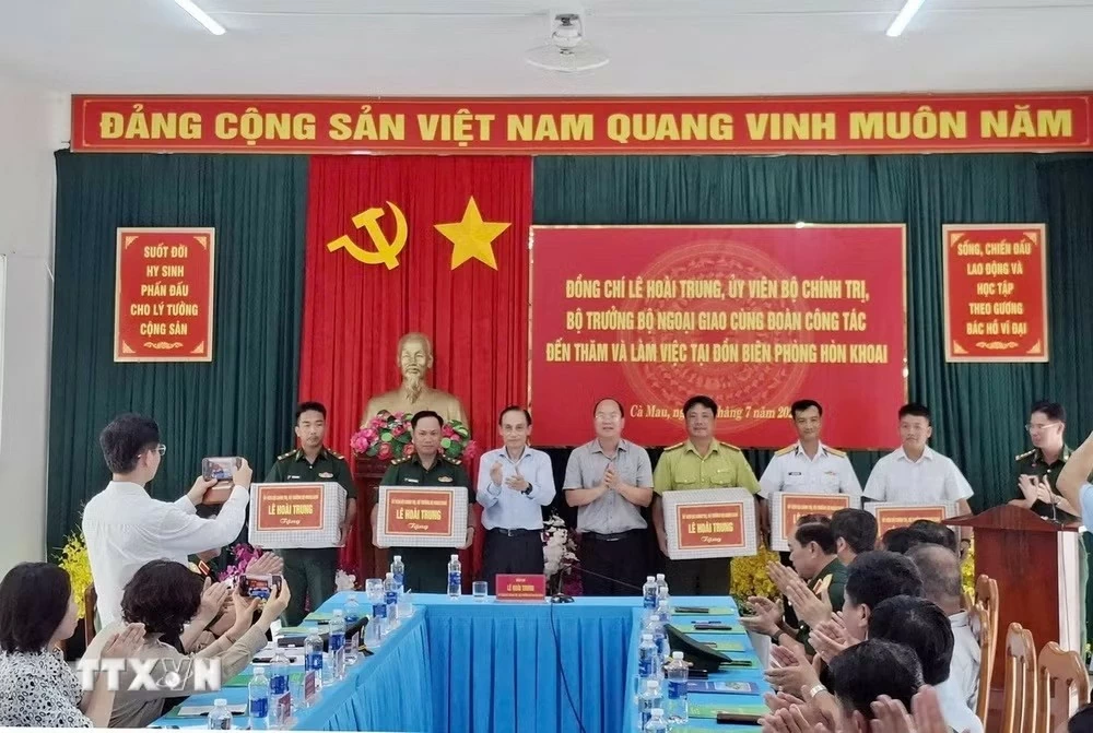 Đảo Hòn Khoai vững vàng nơi tuyến đầu cực Nam Tổ quốc Đảo Hòn Khoai vững vàng nơi tuyến đầu cực Nam Tổ quốc