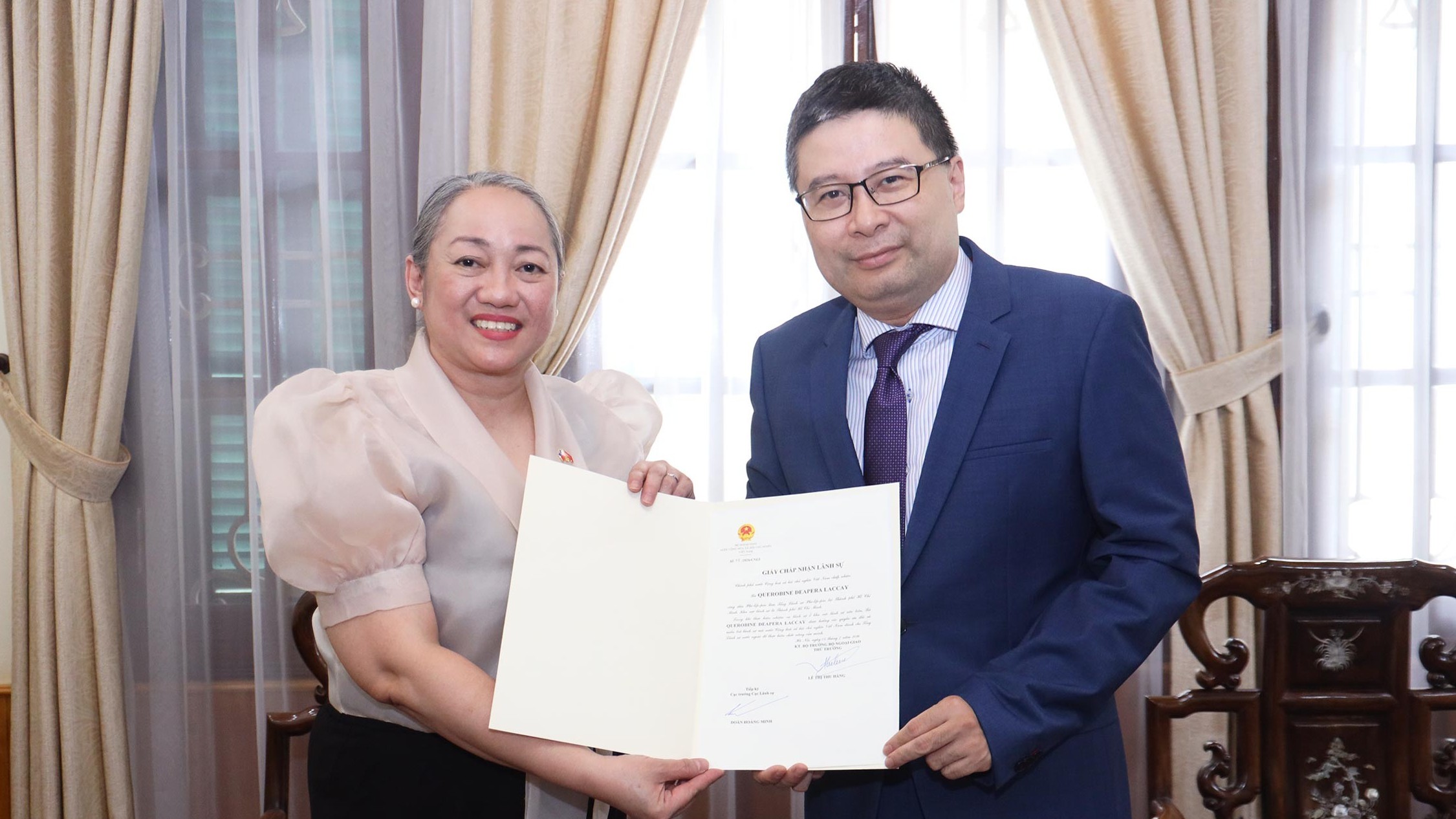 Trao Giấy Chấp nhận lãnh sự cho Tổng Lãnh sự Philippines tại TP. Hồ Chí Minh