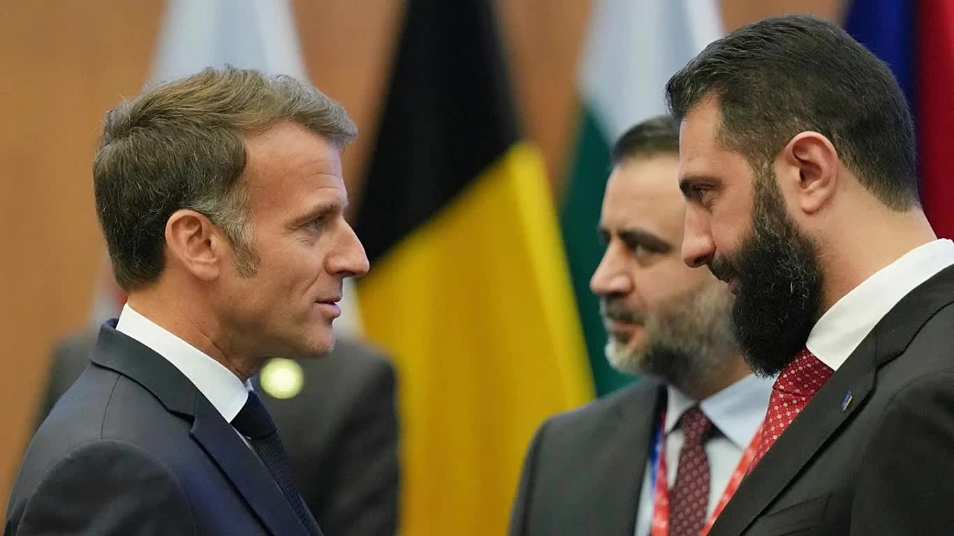 Tổng thống Pháp Emmanuel Macron (trái) trao đổi với Tổng thống Syria Ahmad al-Sharaa bên lề Hội nghị thượng đỉnh EU tại Nicosia (CH Cyprus) ngày 24/4/2026. (Nguồn: Euronews)
