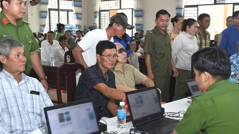Lấy mẫu ADN thân nhân liệt sĩ Huỳnh Văn Quên