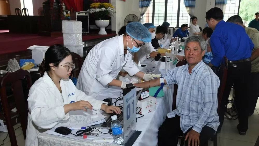 Lấy mẫu ADN thân nhân liệt sĩ Huỳnh Văn Quên