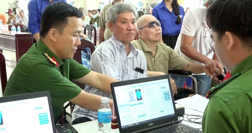 Lấy mẫu ADN thân nhân liệt sĩ Huỳnh Văn Quên