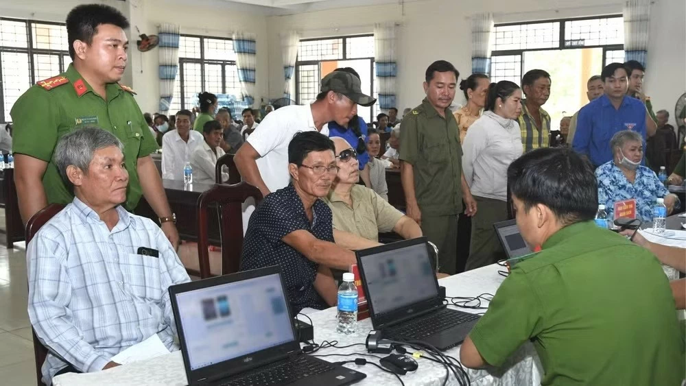 Lấy mẫu ADN thân nhân liệt sĩ Huỳnh Văn Quên