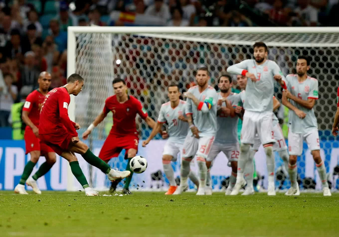 Từ cậu bé tuổi 21 đến huyền thoại bóng đá thế giới: Hành trình 6 kỳ World Cup của Cristiano Ronaldo Từ cậu bé tuổi 21 đến huyền thoại bóng đá thế giới: Hành trình 6 kỳ World Cup của Cristiano Ronaldo