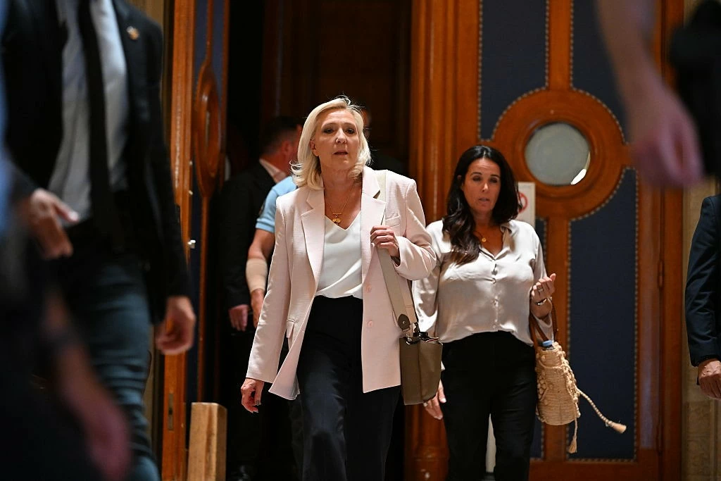 Bà Marine Le Pen tuyên bố sẽ tham gia cuộc bầu cử Tổng thống Pháp năm 2027 sau khi tòa phúc thẩm rút ngắn thời hạn cấm giữ chức vụ dân cử. (Nguồn: Euractiv)