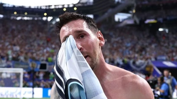 Vì sao Messi bật khóc sau chiến thắng không tưởng của Argentina?