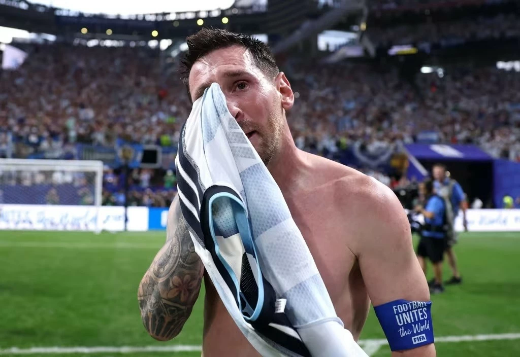 Vì sao Messi bật khóc sau chiến thắng không tưởng của Argentina?