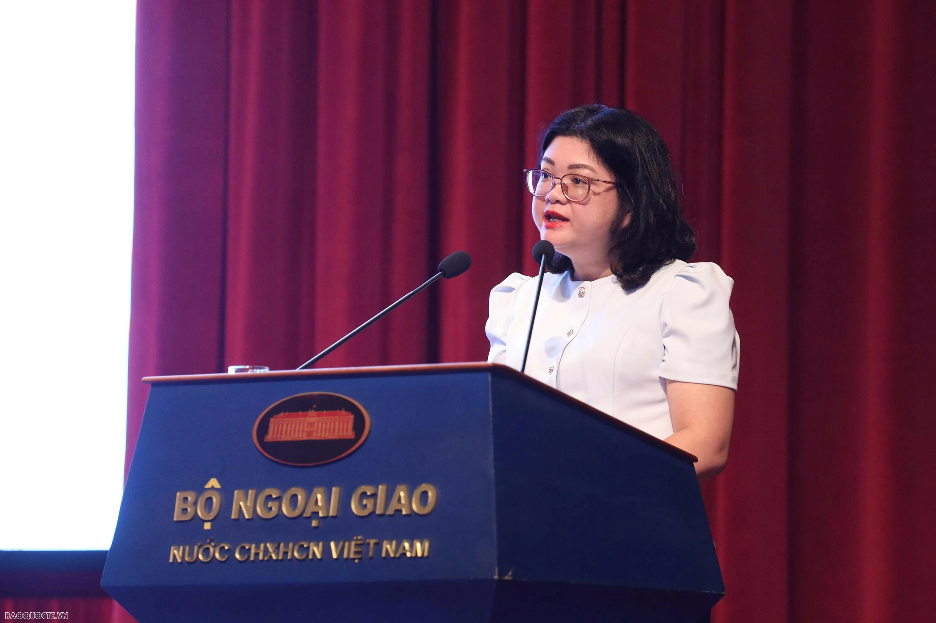 Bà Tống Thị Thanh Thủy, báo cáo viên pháp luật của Bộ Ngoại giao phổ biến quy định mới về. (Ảnh: Thành Long) Bà Tống Thị Thanh Thủy, báo cáo viên pháp luật của Bộ Ngoại giao phổ biến quy định mới về. (Ảnh: Thành Long)