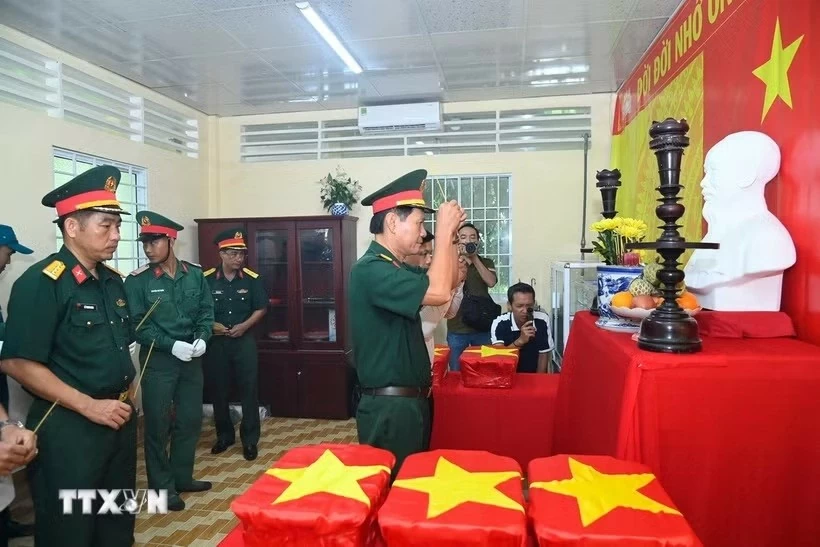 Cà Mau: Đưa 237 mẫu hài cốt liệt sĩ ra Hà Nội giám định ADN Cà Mau: Đưa 237 mẫu hài cốt liệt sĩ ra Hà Nội giám định ADN