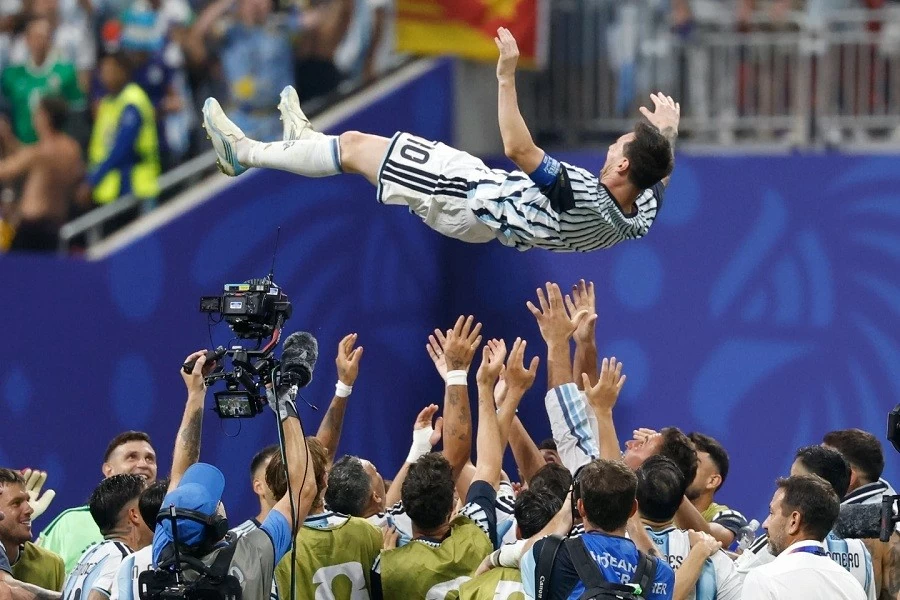 Messi nghẹn ngào tri ân đồng đội sau màn ngược dòng lịch sử trước Ai Cập: Những gì tập thể này làm được thật phi thường