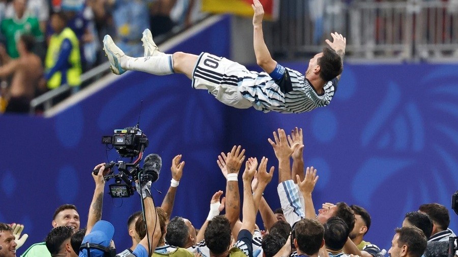 Messi nghẹn ngào tri ân đồng đội sau màn ngược dòng lịch sử trước Ai Cập: 'Những gì tập thể này làm được thật phi thường'