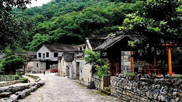 Ngôi làng hơn 600 tuổi nằm trọn dưới đáy hố sụt