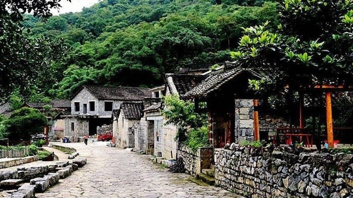Ngôi làng hơn 600 tuổi nằm trọn dưới đáy hố sụt