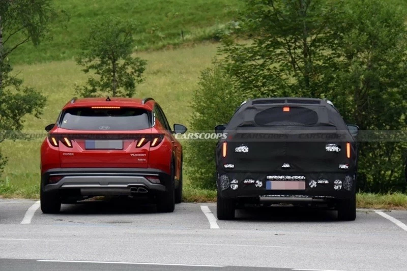 Hyundai Tucson thế hệ mới xuất hiện cạnh phiên bản đang bán trên thị trường.