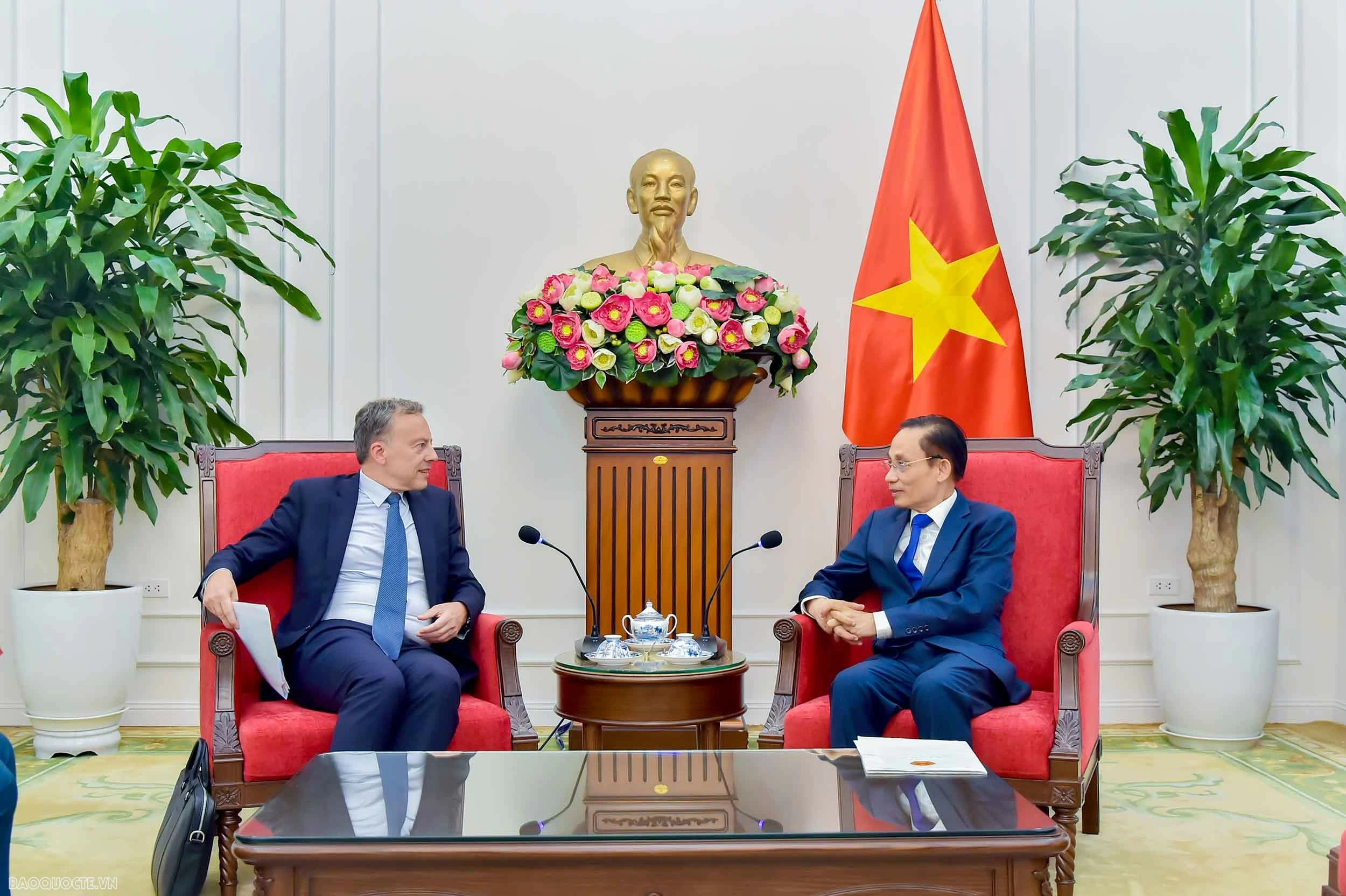 Bộ trưởng Ngoại giao Lê Hoài Trung tiếp Tổng Thư ký Bộ châu Âu và Ngoại giao Pháp