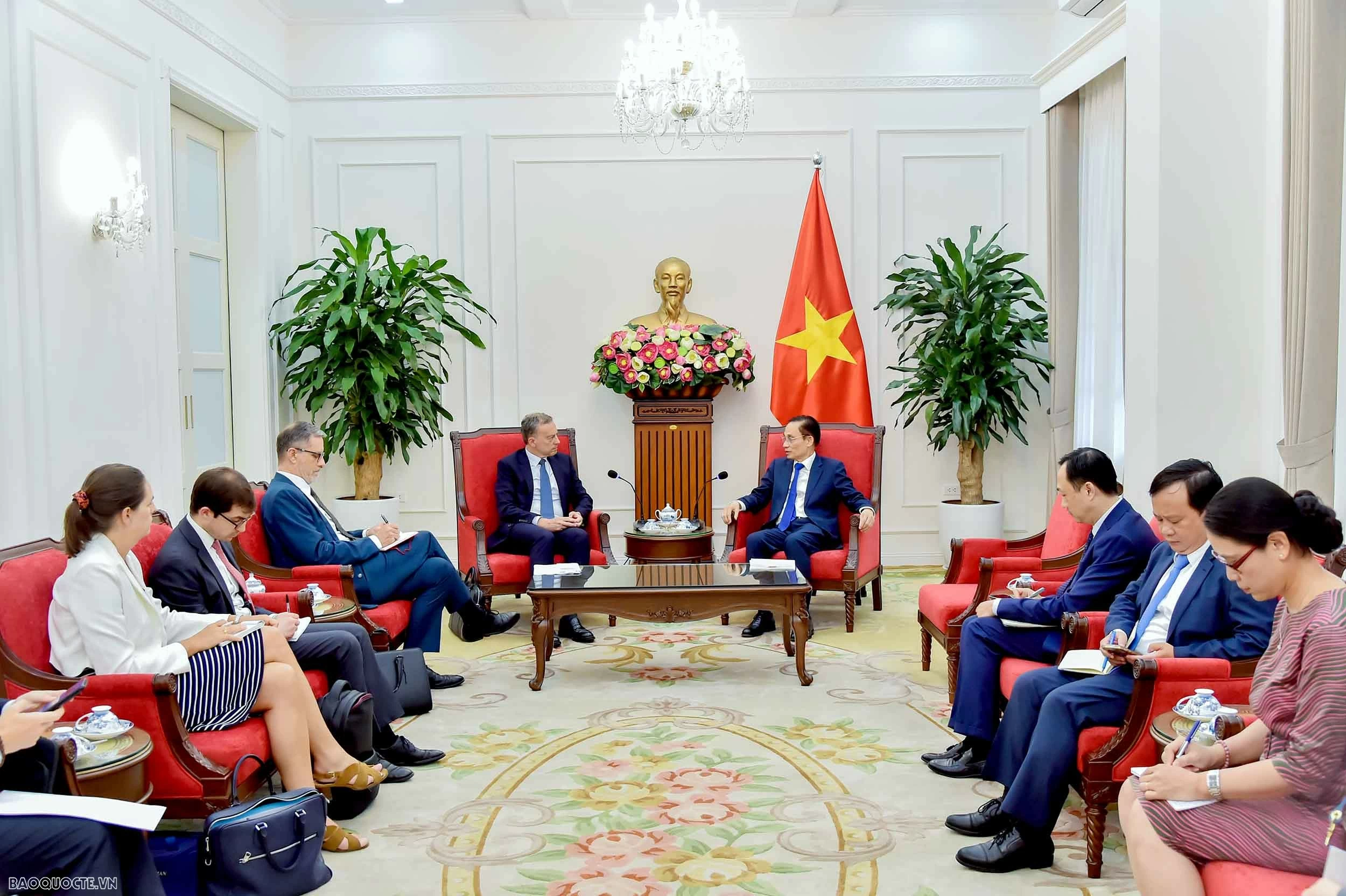Bộ trưởng Ngoại giao Lê Hoài Trung tiếp Tổng Thư ký Bộ châu Âu và Ngoại giao Pháp