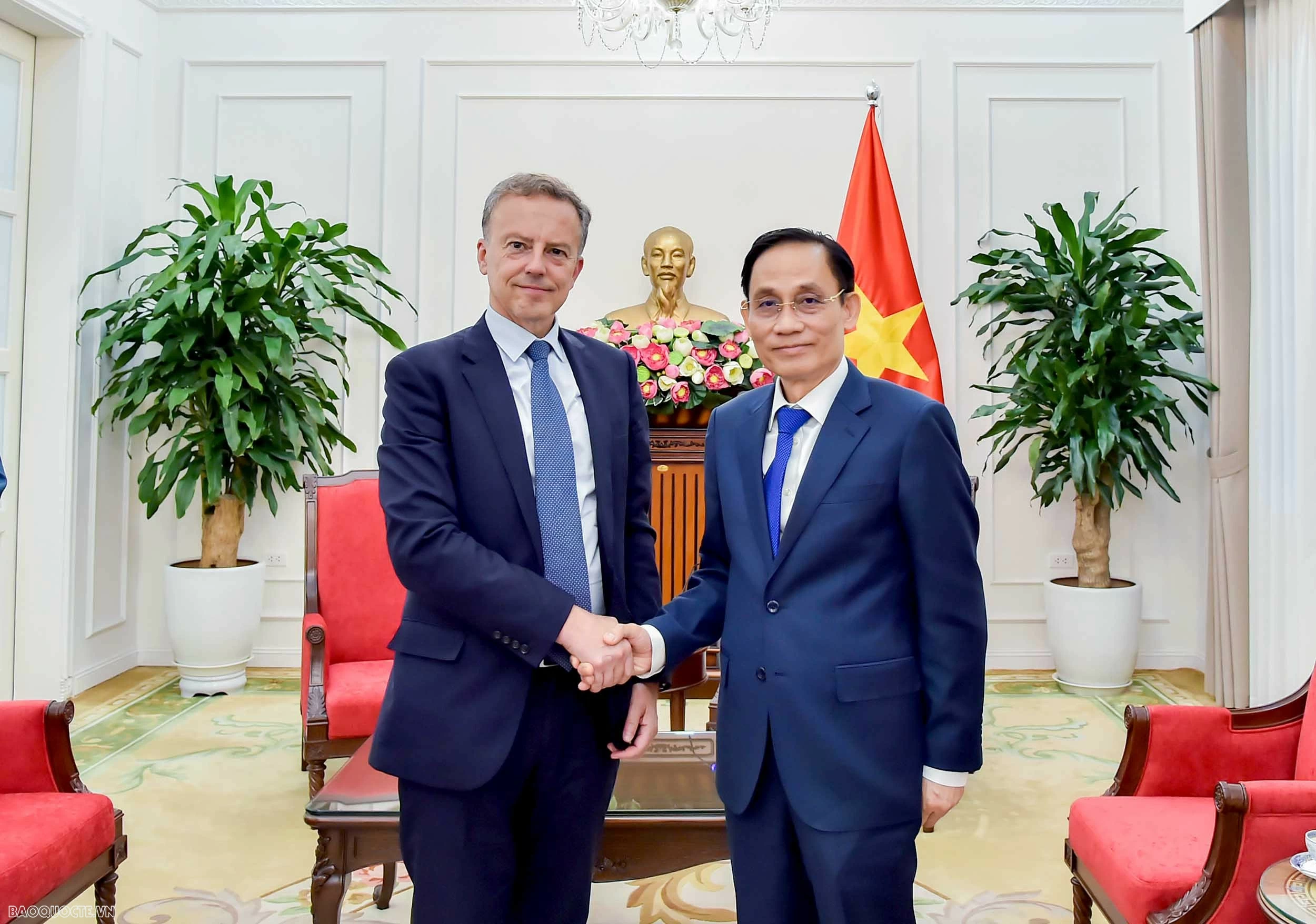Bộ trưởng Ngoại giao Lê Hoài Trung tiếp Tổng Thư ký Bộ châu Âu và Ngoại giao Pháp