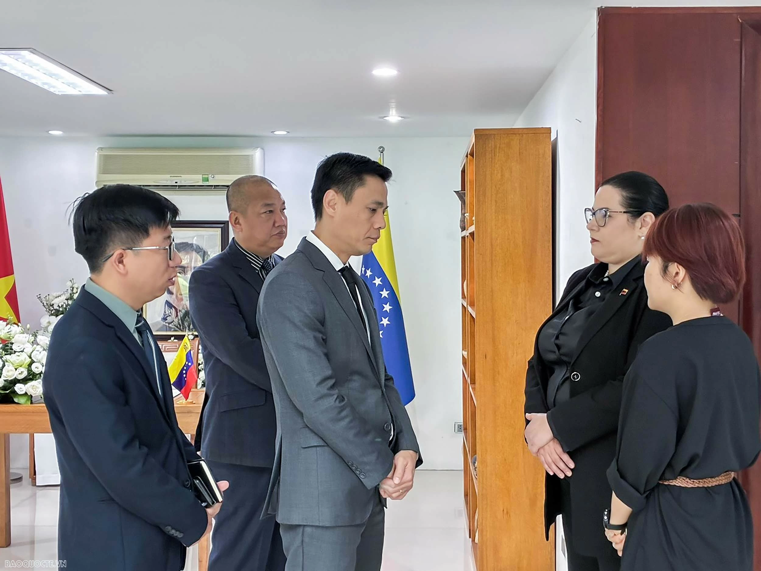 Thứ trưởng Ngoại giao Đặng Hoàng Giang viếng, chia buồn sau vụ động đất tại Venezuela