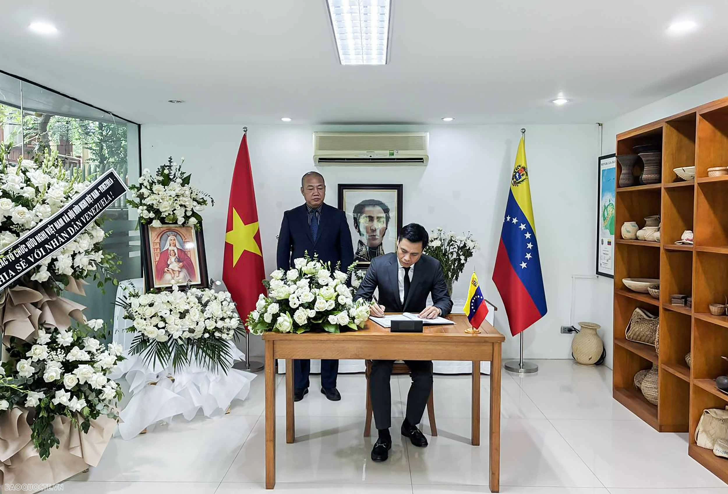 Thứ trưởng Ngoại giao Đặng Hoàng Giang viếng, chia buồn sau vụ động đất tại Venezuela