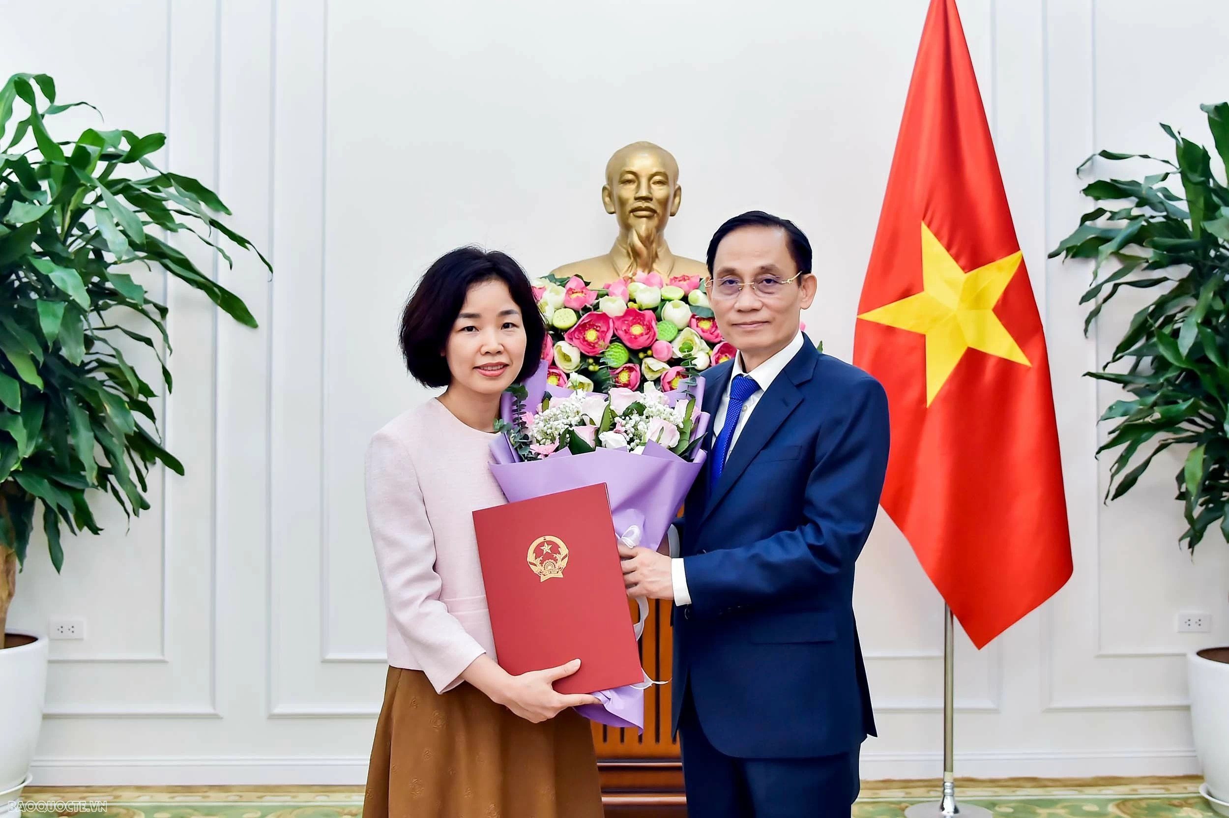 Bộ trưởng Ngoại giao Lê Hoài Trung trao quyết định bổ nhiệm Vụ trưởng
