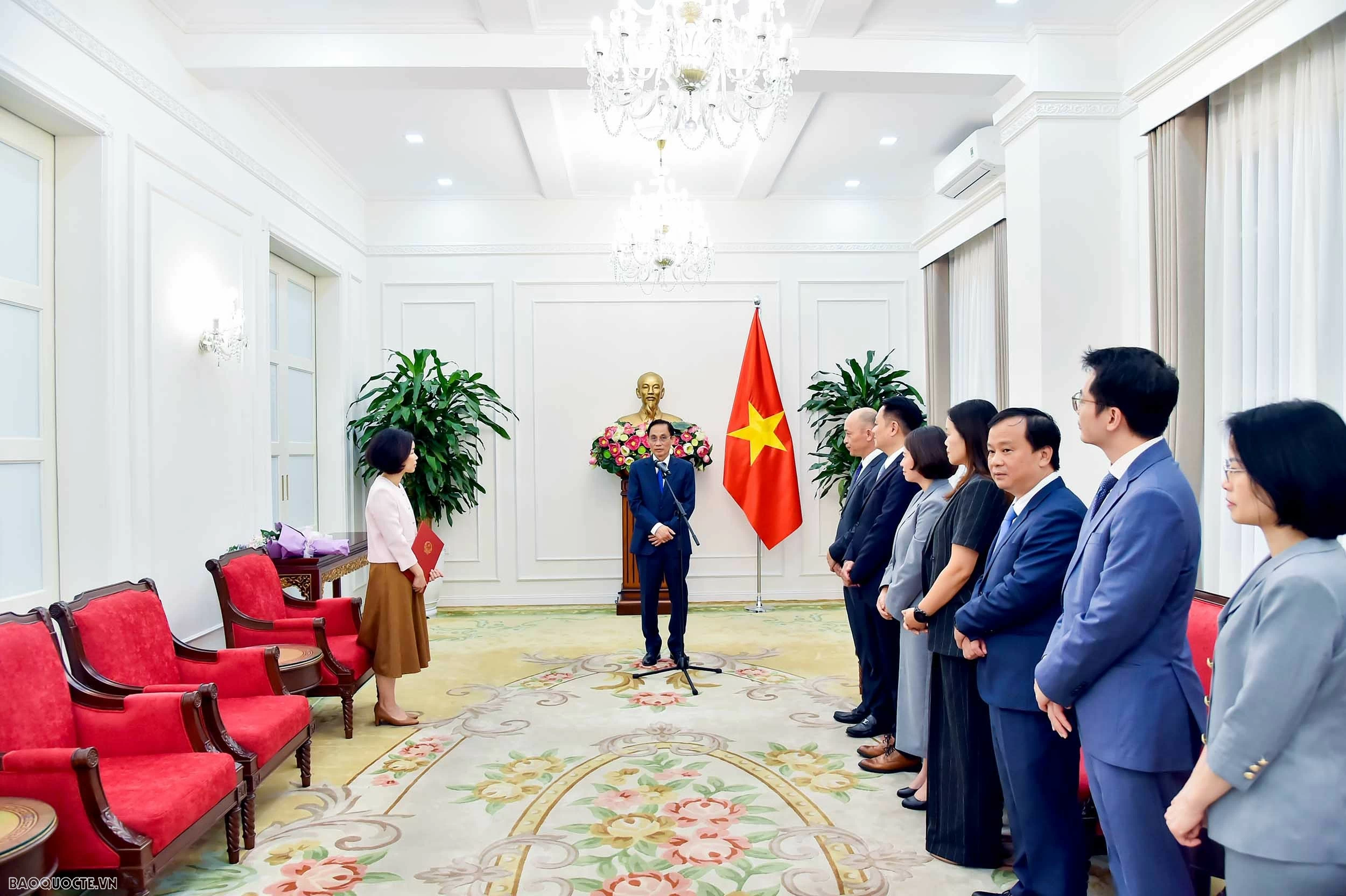 Bộ trưởng Ngoại giao Lê Hoài Trung trao quyết định bổ nhiệm Vụ trưởng