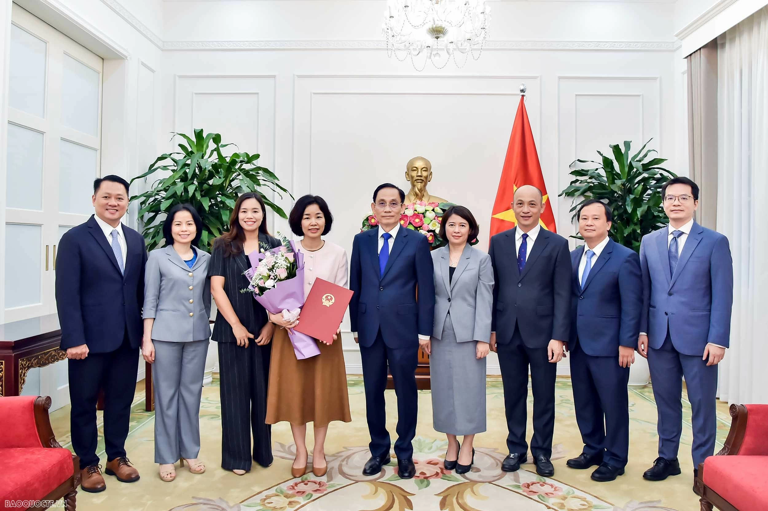 Bộ trưởng Ngoại giao Lê Hoài Trung trao quyết định bổ nhiệm Vụ trưởng