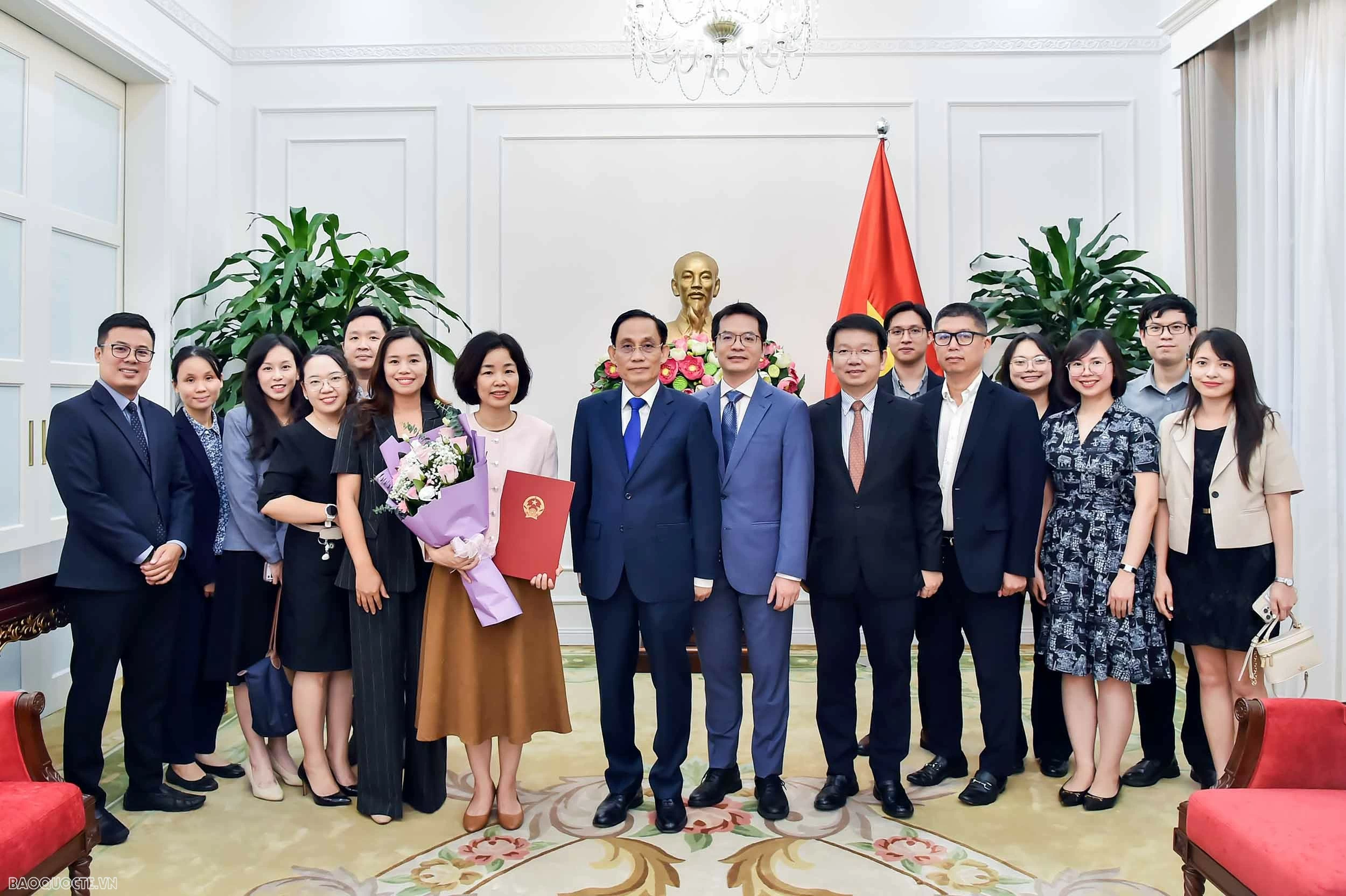 Bộ trưởng Ngoại giao Lê Hoài Trung trao quyết định bổ nhiệm Vụ trưởng