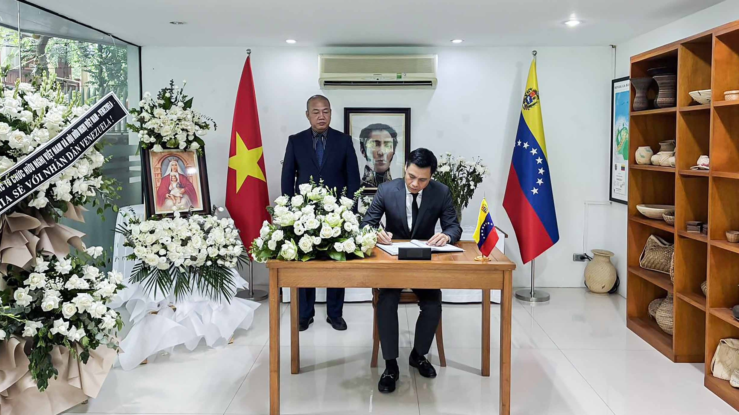 Thứ trưởng Ngoại giao Đặng Hoàng Giang viếng, chia buồn sau vụ động đất tại Venezuela