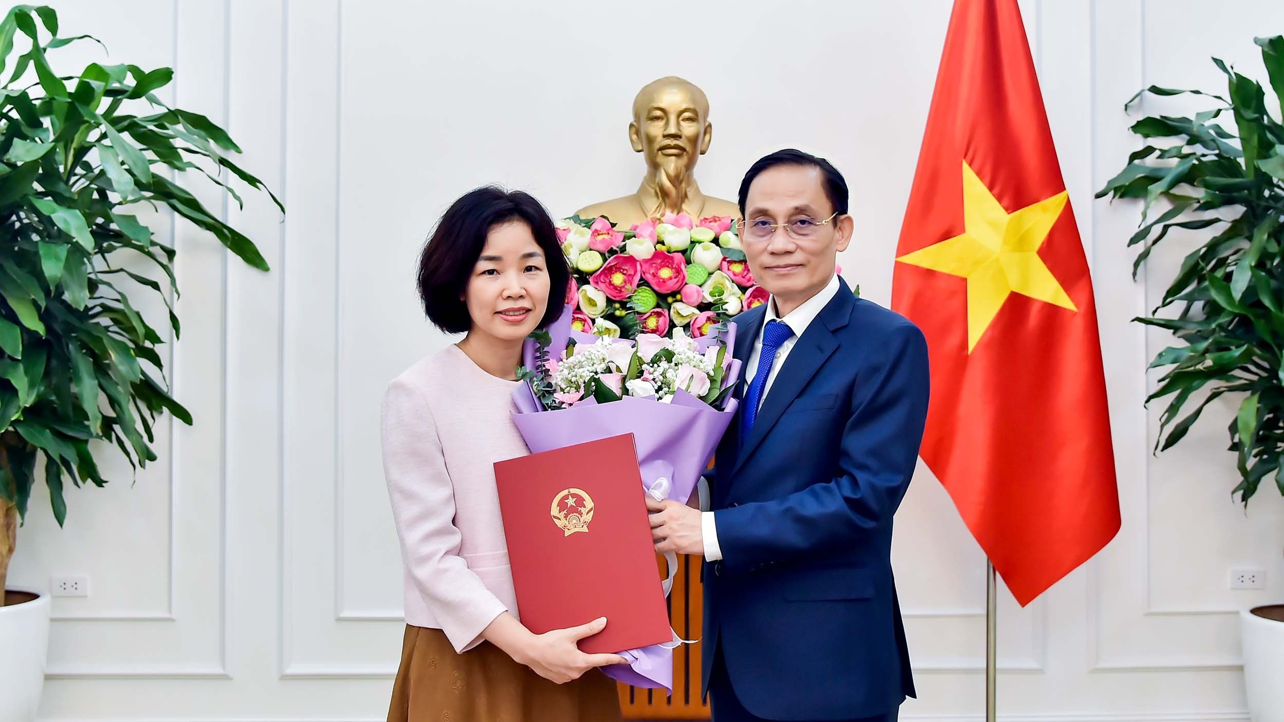 Bộ trưởng Ngoại giao Lê Hoài Trung trao quyết định bổ nhiệm Vụ trưởng