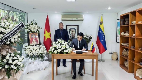 Deputy Foreign Minister Dang Hoang Giang pays tribute, offers condolences following Venezuela earthquake