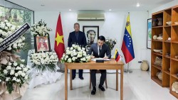Thứ trưởng Ngoại giao Đặng Hoàng Giang viếng, chia buồn sau vụ động đất tại Venezuela