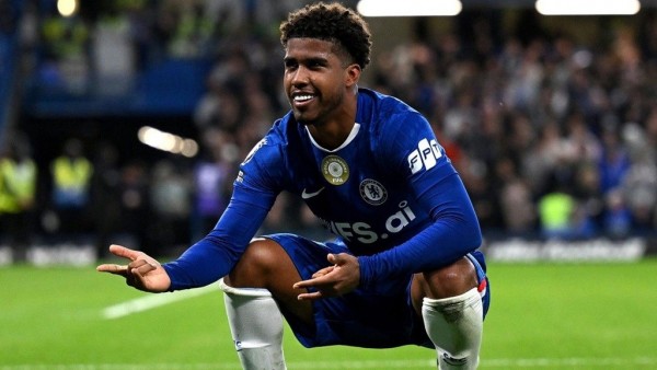 Rời Stamford Bridge, tiền vệ Andrey Santos khoác áo Man Utd